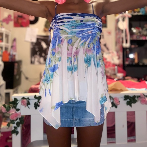 🌷🩵🤍Blue and white asymmetrical tank top with a cute design #summer🤩🌸 - Picture 4 of 7